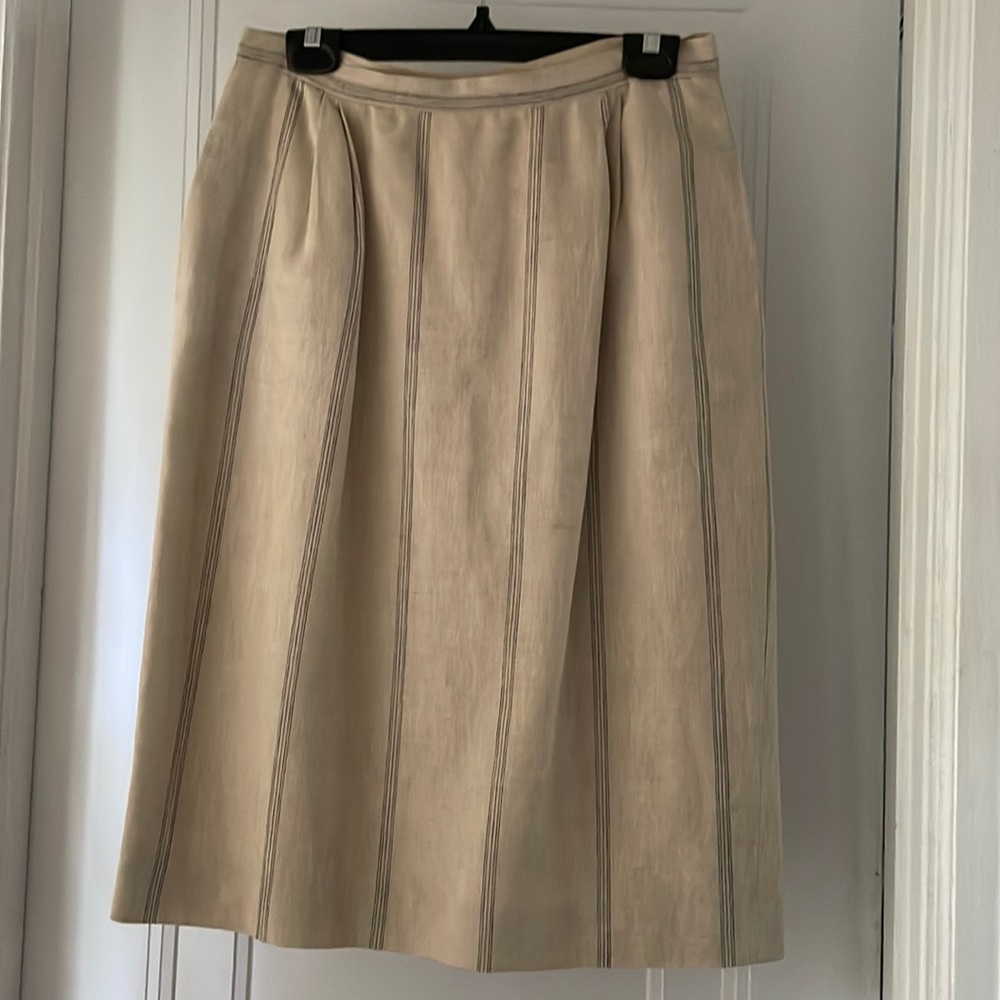 Linen skirt with pockets.